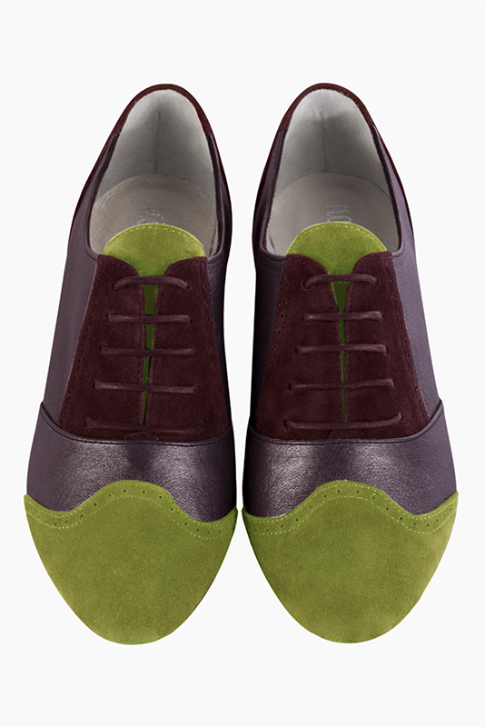 Chaussure femme à lacets : Derby original couleur vert pistache, violet myrtille et rouge aubergine. Bout rond. Semelle cuir talon plat. Vue du dessus - Florence KOOIJMAN