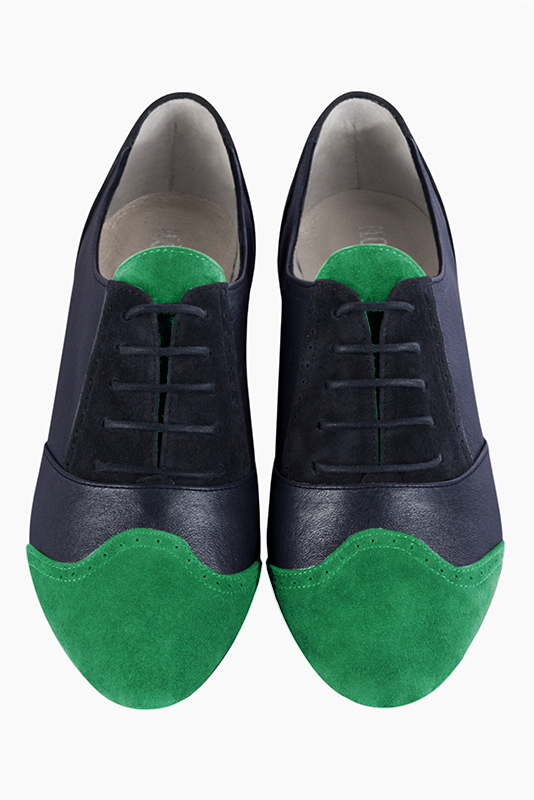 Chaussure femme à lacets : Derby original couleur vert émeraude et bleu denim. Bout rond. Semelle cuir talon plat. Vue du dessus - Florence KOOIJMAN