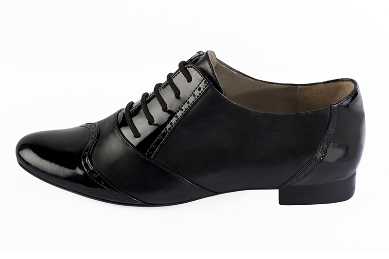 Chaussure femme à lacets : Derby original couleur noir brillant. Bout rond. Semelle cuir talon plat. Vue de profil - Florence KOOIJMAN