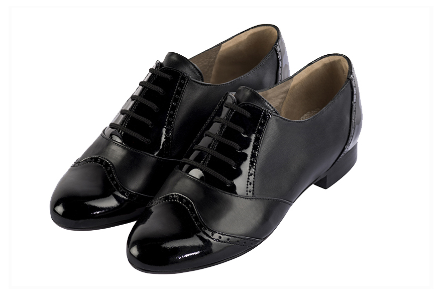 Chaussure femme à lacets : Derby original couleur noir brillant. Bout rond. Semelle cuir talon plat Vue avant - Florence KOOIJMAN
