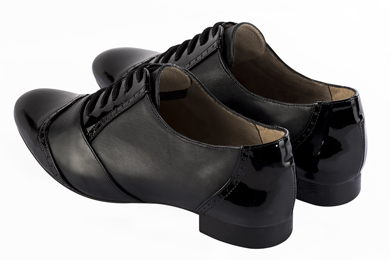 Chaussure femme à lacets : Derby original couleur noir brillant. Bout rond. Semelle cuir talon plat. Vue arrière - Florence KOOIJMAN