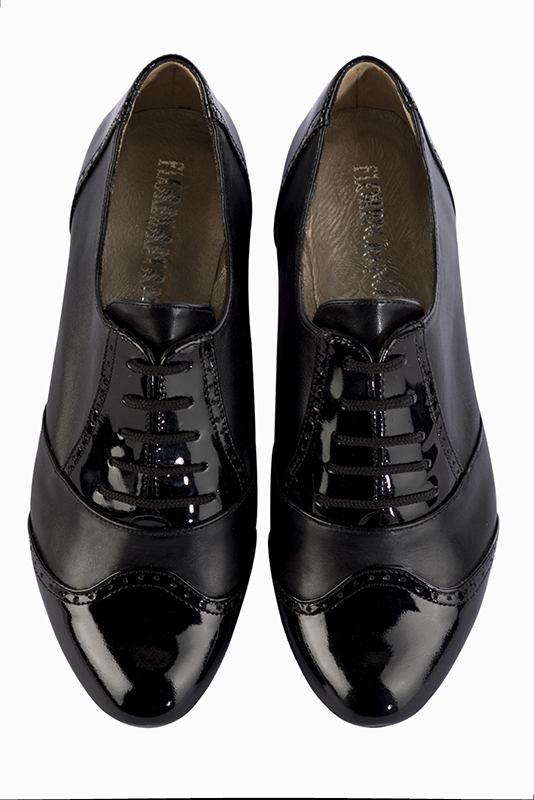 Chaussure femme à lacets : Derby original couleur noir brillant. Bout rond. Semelle cuir talon plat. Vue du dessus - Florence KOOIJMAN