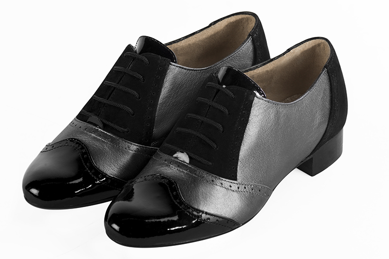 Chaussure femme à lacets : Derby original couleur noir brillant et argent titane. Bout rond. Semelle cuir talon plat Vue avant - Florence KOOIJMAN
