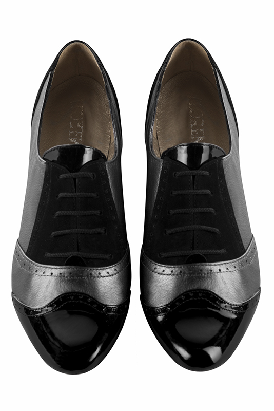 Chaussure femme à lacets : Derby original couleur noir brillant et argent titane. Bout rond. Semelle cuir talon plat. Vue du dessus - Florence KOOIJMAN