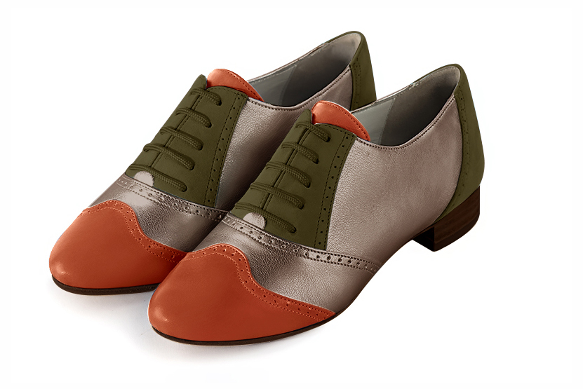 Chaussure femme à lacets : Derby original couleur orange corail, or mordoré et vert kaki. Bout rond. Semelle cuir talon plat Vue avant - Florence KOOIJMAN