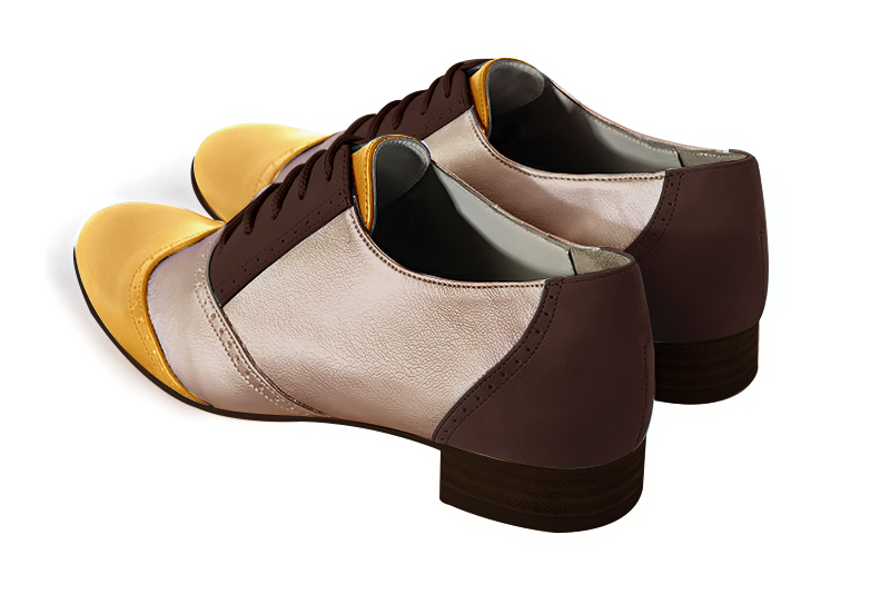 Chaussure femme à lacets : Derby original couleur jaune ocre, beige sahara et marron ébène. Bout rond. Semelle cuir talon plat. Vue arrière - Florence KOOIJMAN