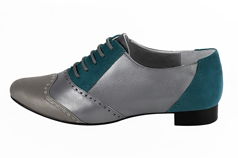 Chaussure femme à lacets : Derby original couleur gris cendre et bleu canard. Bout rond. Semelle cuir talon plat. Vue de profil - Florence KOOIJMAN