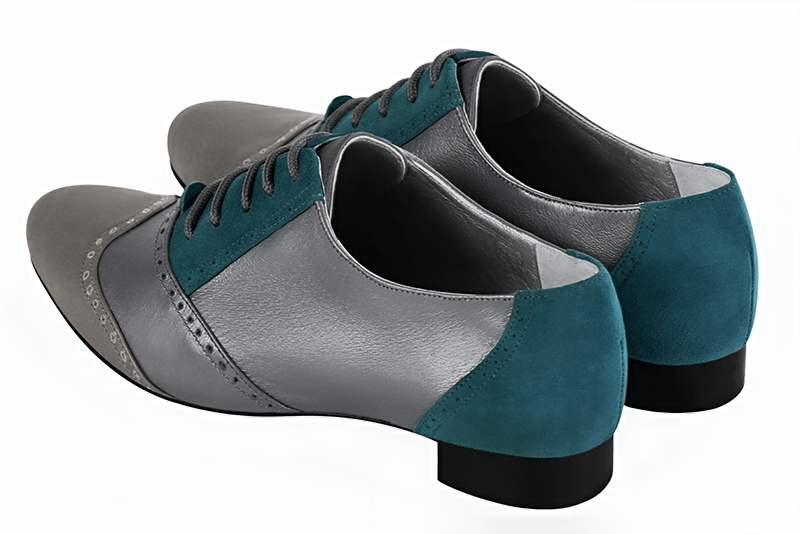 Chaussure femme à lacets : Derby original couleur gris cendre et bleu canard. Bout rond. Semelle cuir talon plat. Vue arrière - Florence KOOIJMAN