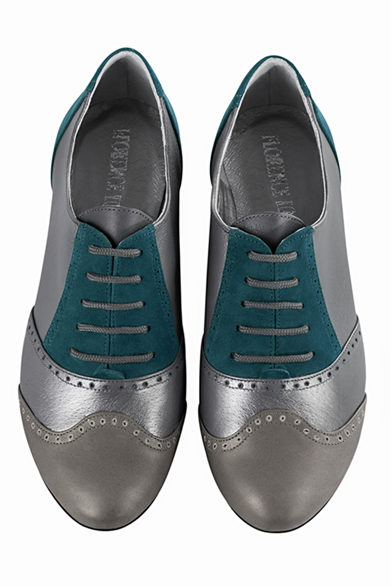 Chaussure femme à lacets : Derby original couleur gris cendre et bleu canard. Bout rond. Semelle cuir talon plat. Vue du dessus - Florence KOOIJMAN