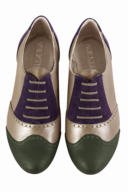 Chaussure femme à lacets : Derby original couleur vert bouteille, or doré et violet améthyste. Bout rond. Semelle cuir talon plat. Vue du dessus - Florence KOOIJMAN