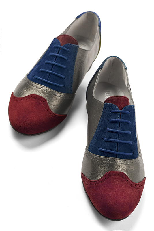 Chaussure femme à lacets : Derby original couleur rouge bordeaux, marron taupe et bleu marine. Bout rond. Semelle cuir talon plat. Vue du dessus - Florence KOOIJMAN