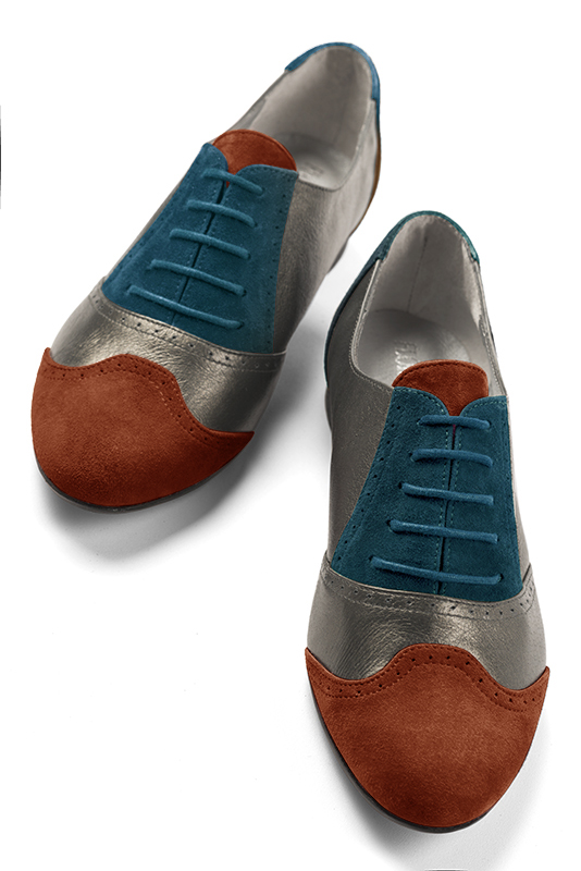 Chaussure femme à lacets : Derby original couleur orange corail, marron taupe et bleu canard. Bout rond. Semelle cuir talon plat. Vue du dessus - Florence KOOIJMAN