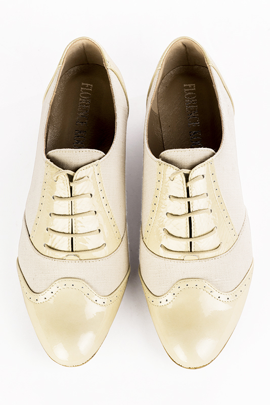 Chaussure femme à lacets : Derby original couleur beige vanille et blanc cassé. Bout rond. Semelle cuir talon plat. Vue du dessus - Florence KOOIJMAN