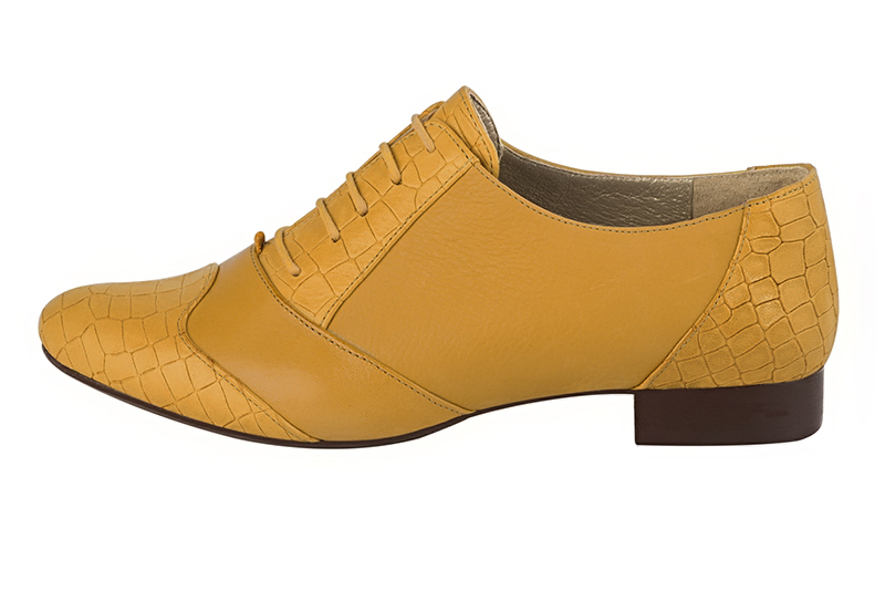 Chaussure femme à lacets : Derby original couleur jaune ocre. Bout rond. Semelle cuir talon plat. Vue de profil - Florence KOOIJMAN