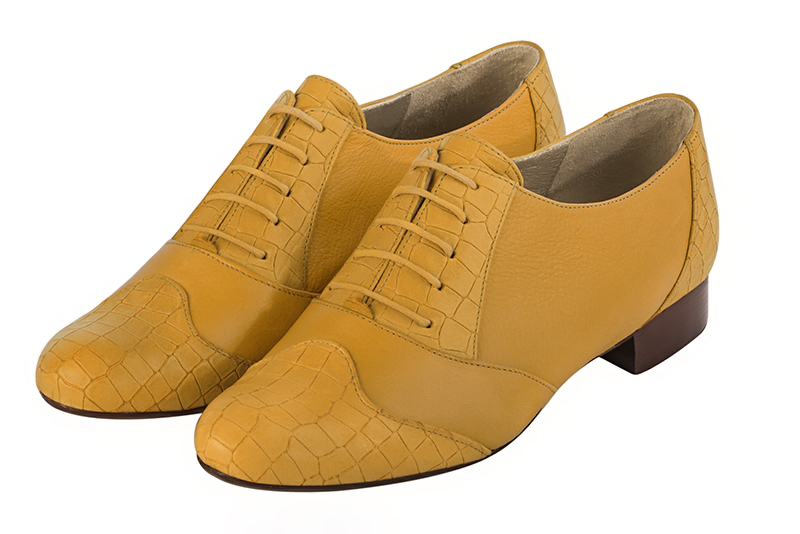 Chaussure femme à lacets : Derby original couleur jaune ocre. Bout rond. Semelle cuir talon plat Vue avant - Florence KOOIJMAN