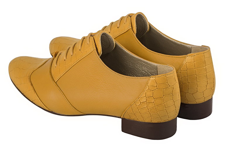 Chaussure femme à lacets : Derby original couleur jaune ocre. Bout rond. Semelle cuir talon plat. Vue arrière - Florence KOOIJMAN