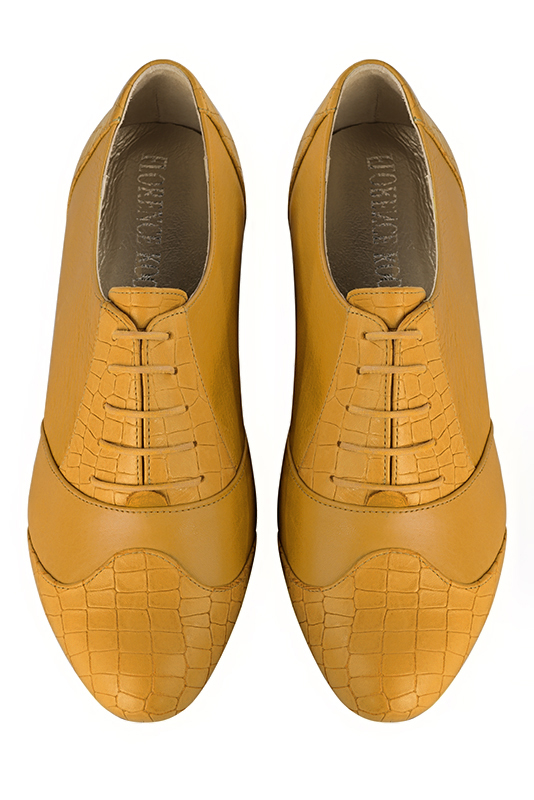 Chaussure femme à lacets : Derby original couleur jaune ocre. Bout rond. Semelle cuir talon plat. Vue du dessus - Florence KOOIJMAN