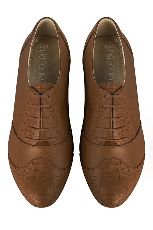 Chaussure femme à lacets : Derby original couleur marron caramel. Bout rond. Semelle cuir talon plat. Vue du dessus - Florence KOOIJMAN