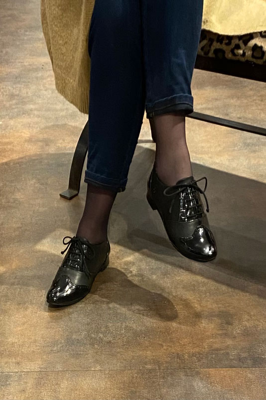 Chaussure femme à lacets : Derby original couleur noir brillant. Bout rond. Semelle cuir talon plat. Vue porté - Florence KOOIJMAN