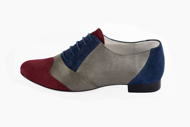 Derbies couture pour femme en cuir bordeaux, taupe et bleu marine avec bout rond et semelle en cuir plate - Vue de profil