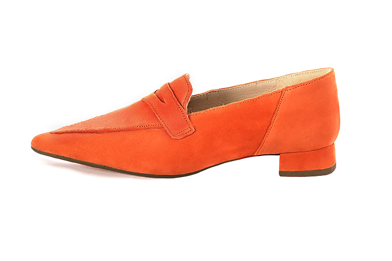 Mocassin femme : Mocassin élégant et raffiné couleur orange clémentine. Bout pointu. Talon plat évasé. Vue de profil - Florence KOOIJMAN