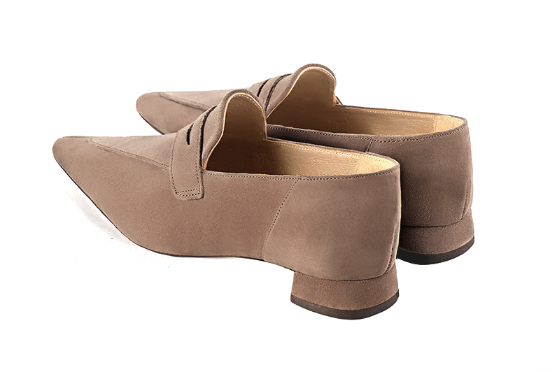 Mocassin femme : Mocassin élégant et raffiné couleur beige biscuit. Bout pointu. Talon plat évasé. Vue arrière - Florence KOOIJMAN