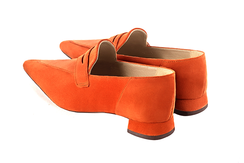 Mocassin femme : Mocassin élégant et raffiné couleur orange clémentine. Bout pointu. Talon plat évasé. Vue arrière - Florence KOOIJMAN