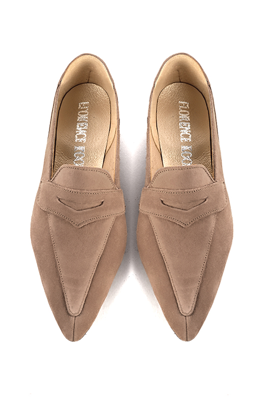 Mocassin femme : Mocassin élégant et raffiné couleur beige biscuit. Bout pointu. Talon plat évasé. Vue du dessus - Florence KOOIJMAN