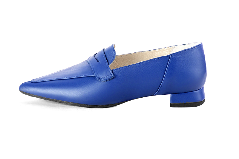 Mocassin femme : Mocassin élégant et raffiné couleur bleu électrique. Bout pointu. Talon plat évasé. Vue de profil - Florence KOOIJMAN