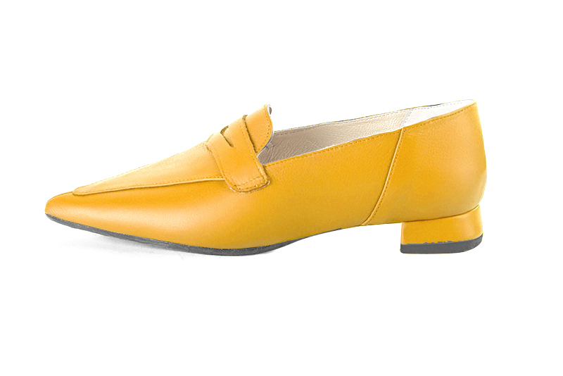 Mocassin femme : Mocassin élégant et raffiné couleur jaune ocre. Bout pointu. Talon plat évasé. Vue de profil - Florence KOOIJMAN