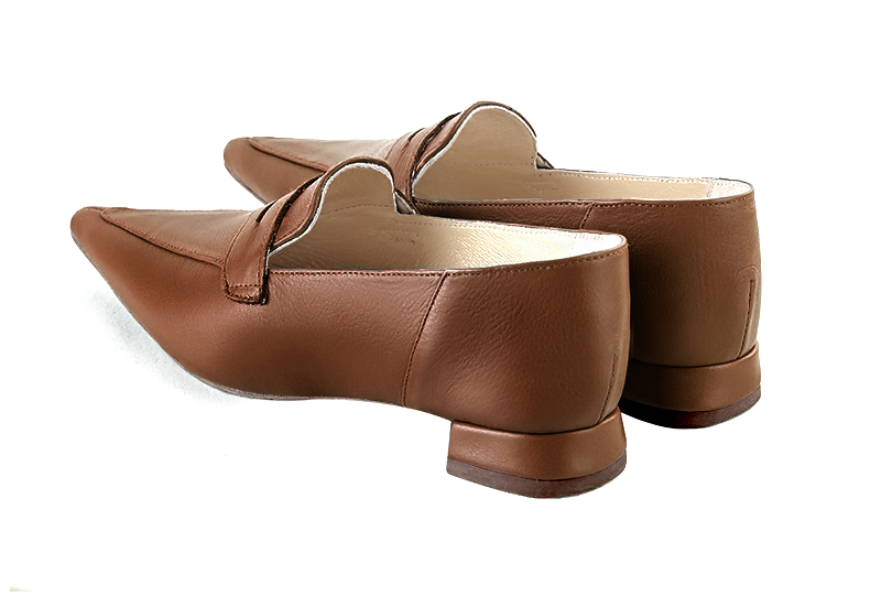 Mocassin femme : Mocassin élégant et raffiné couleur marron caramel. Bout pointu. Talon plat évasé. Vue arrière - Florence KOOIJMAN