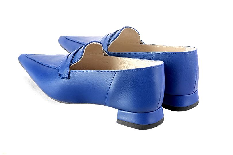 Mocassin femme : Mocassin élégant et raffiné couleur bleu électrique. Bout pointu. Talon plat évasé. Vue arrière - Florence KOOIJMAN