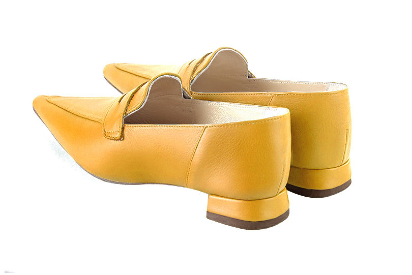 Mocassin femme : Mocassin élégant et raffiné couleur jaune ocre. Bout pointu. Talon plat évasé. Vue arrière - Florence KOOIJMAN