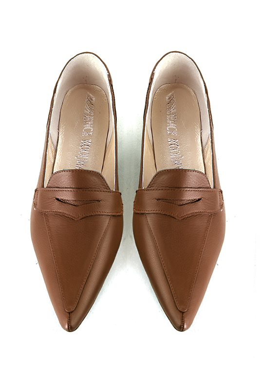Mocassin femme : Mocassin élégant et raffiné couleur marron caramel. Bout pointu. Talon plat évasé. Vue du dessus - Florence KOOIJMAN