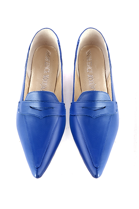 Mocassin femme : Mocassin élégant et raffiné couleur bleu électrique. Bout pointu. Talon plat évasé. Vue du dessus - Florence KOOIJMAN