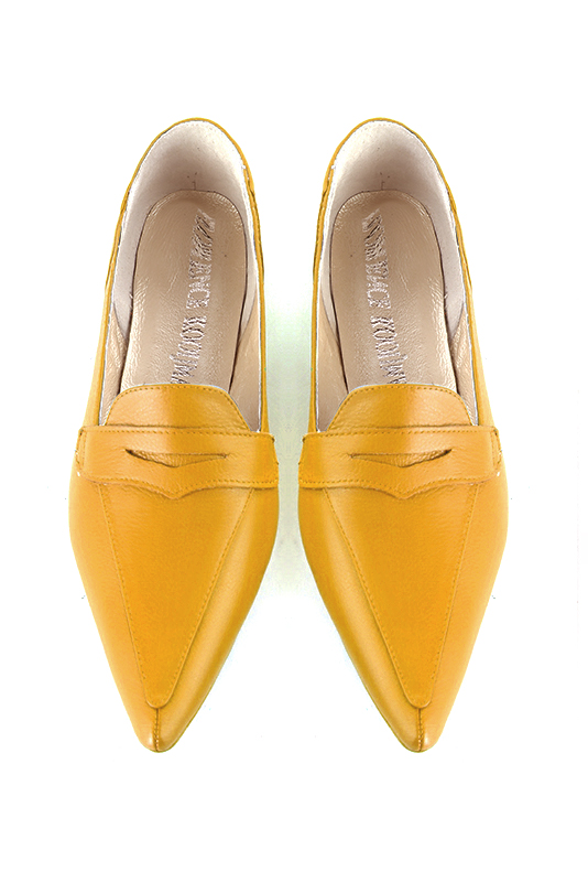 Mocassin femme : Mocassin élégant et raffiné couleur jaune ocre. Bout pointu. Talon plat évasé. Vue du dessus - Florence KOOIJMAN