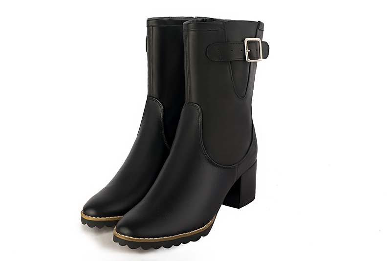 Boots femme : Boots avec des boucles sur le côté couleur noir satiné. Bout rond. Talon mi-haut bottier Vue avant - Florence KOOIJMAN