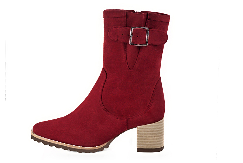 Boots femme : Boots avec des boucles sur le côté couleur rouge bordeaux. Bout rond. Talon mi-haut bottier. Vue de profil - Florence KOOIJMAN