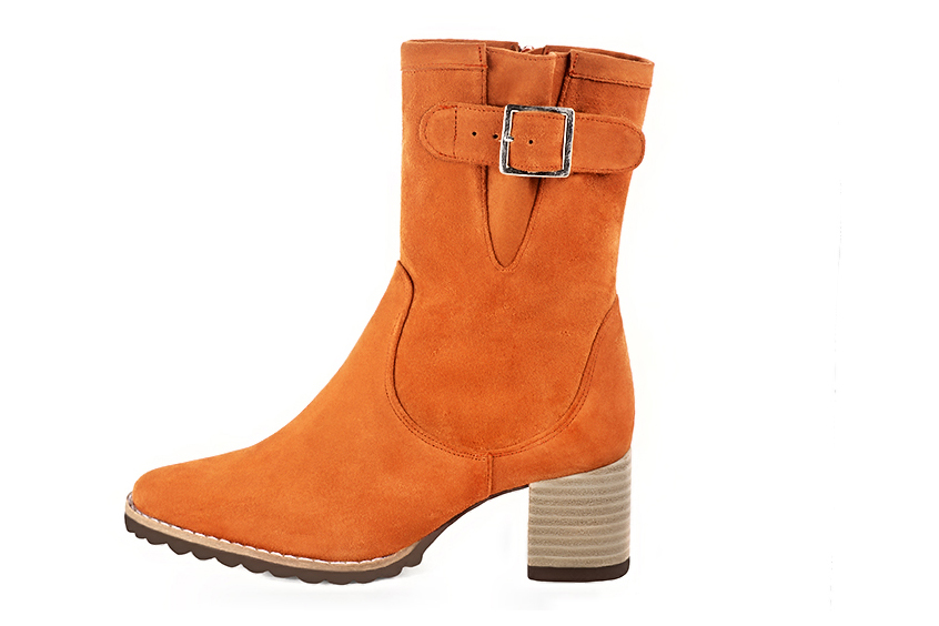 Boots femme : Boots avec des boucles sur le côté couleur orange abricot. Bout rond. Talon mi-haut bottier. Vue de profil - Florence KOOIJMAN