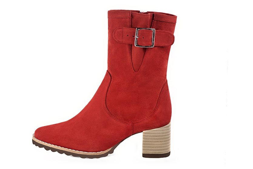 Boots femme : Boots avec des boucles sur le côté couleur rouge coquelicot. Bout rond. Talon mi-haut bottier. Vue de profil - Florence KOOIJMAN