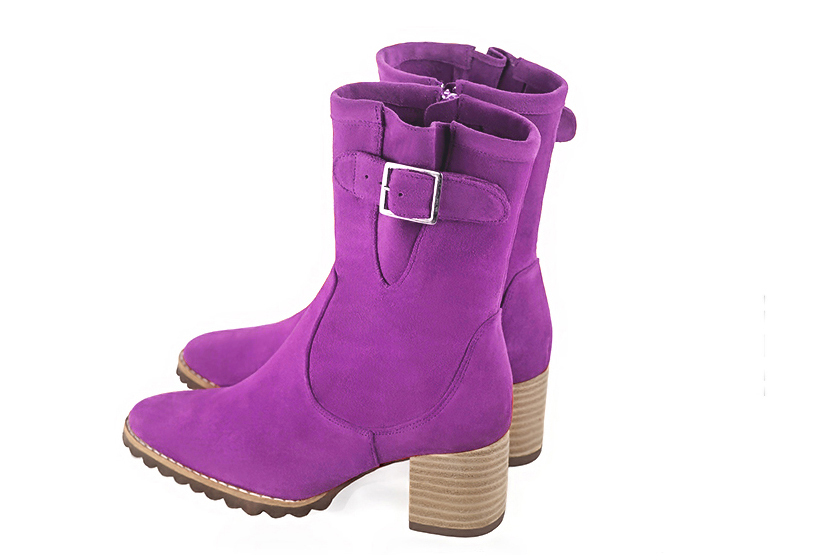 Boots femme : Boots avec des boucles sur le côté couleur violet mauve. Bout rond. Talon mi-haut bottier. Vue arrière - Florence KOOIJMAN