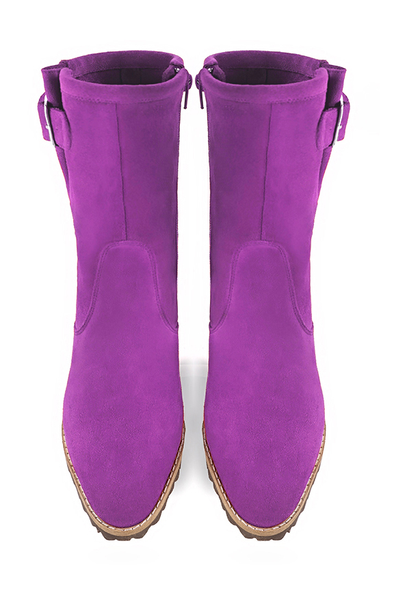 Boots femme : Boots avec des boucles sur le côté couleur violet mauve. Bout rond. Talon mi-haut bottier. Vue du dessus - Florence KOOIJMAN