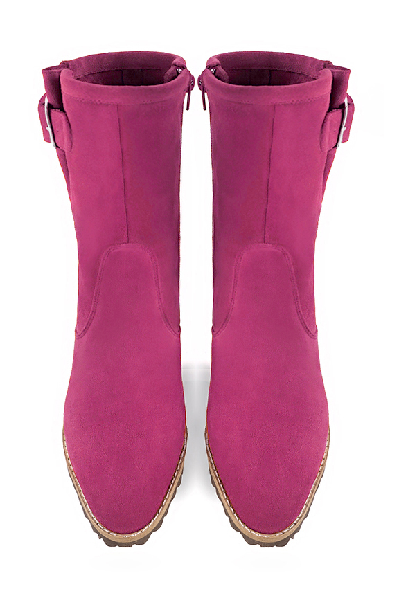 Boots femme : Boots avec des boucles sur le côté couleur rose fuchsia. Bout rond. Talon mi-haut bottier. Vue du dessus - Florence KOOIJMAN