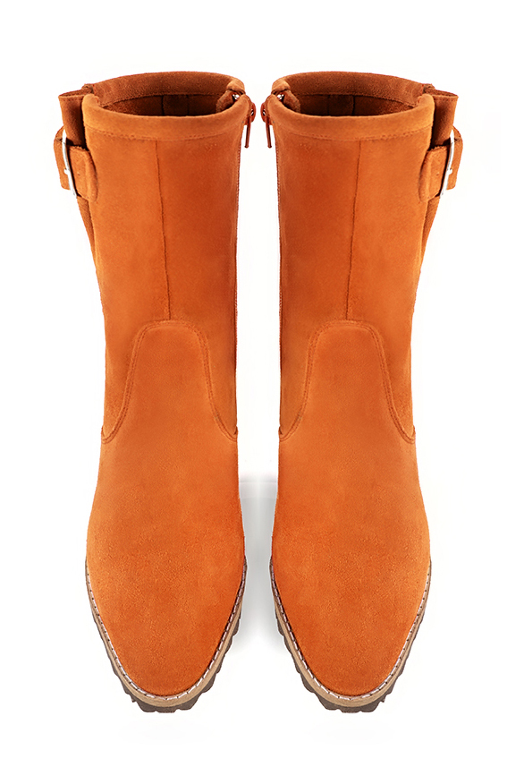 Boots femme : Boots avec des boucles sur le côté couleur orange abricot. Bout rond. Talon mi-haut bottier. Vue du dessus - Florence KOOIJMAN