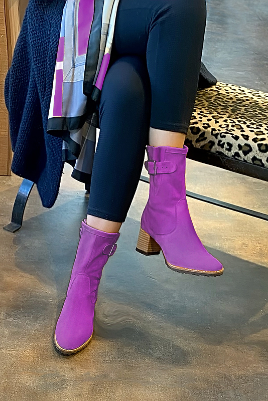 Boots femme : Boots avec des boucles sur le côté couleur violet mauve. Bout rond. Talon mi-haut bottier. Vue porté - Florence KOOIJMAN