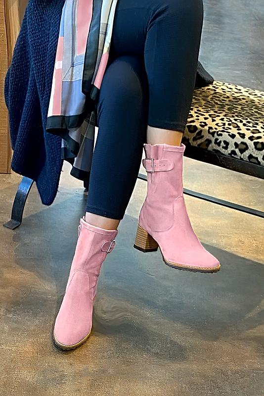 Boots femme : Boots avec des boucles sur le côté couleur rose camélia. Bout rond. Talon mi-haut bottier. Vue porté - Florence KOOIJMAN