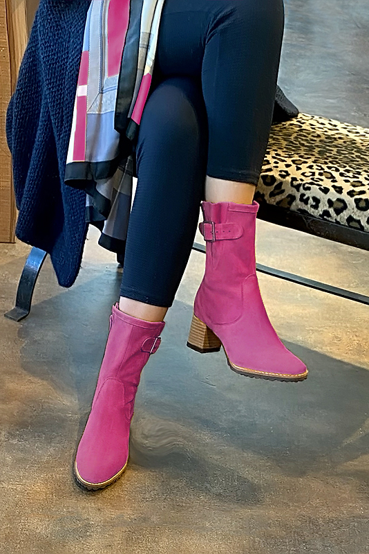 Boots femme : Boots avec des boucles sur le côté couleur rose fuchsia. Bout rond. Talon mi-haut bottier. Vue porté - Florence KOOIJMAN