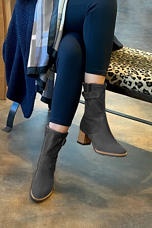 Boots femme : Boots avec des boucles sur le côté couleur gris acier. Bout rond. Talon mi-haut bottier. Vue porté - Florence KOOIJMAN