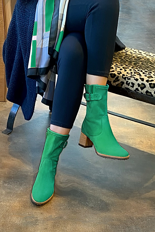 Boots femme : Boots avec des boucles sur le côté couleur vert émeraude. Bout rond. Talon mi-haut bottier. Vue porté - Florence KOOIJMAN