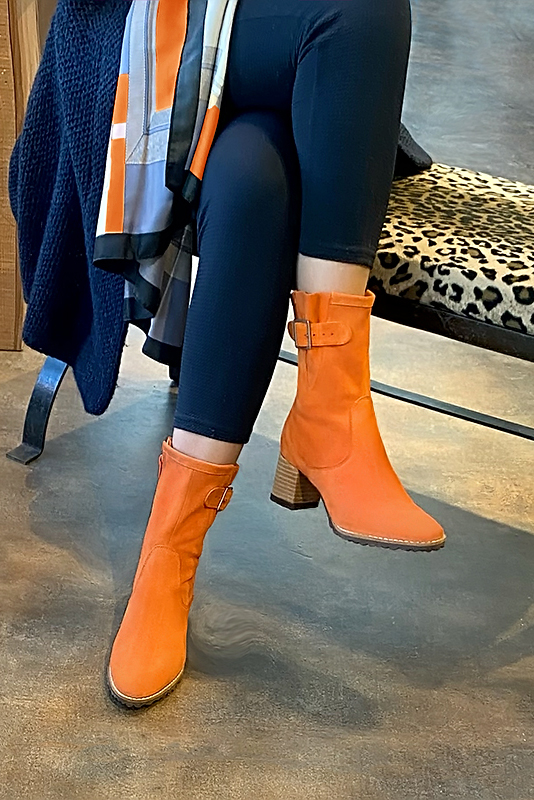 Boots femme : Boots avec des boucles sur le côté couleur orange abricot. Bout rond. Talon mi-haut bottier. Vue porté - Florence KOOIJMAN